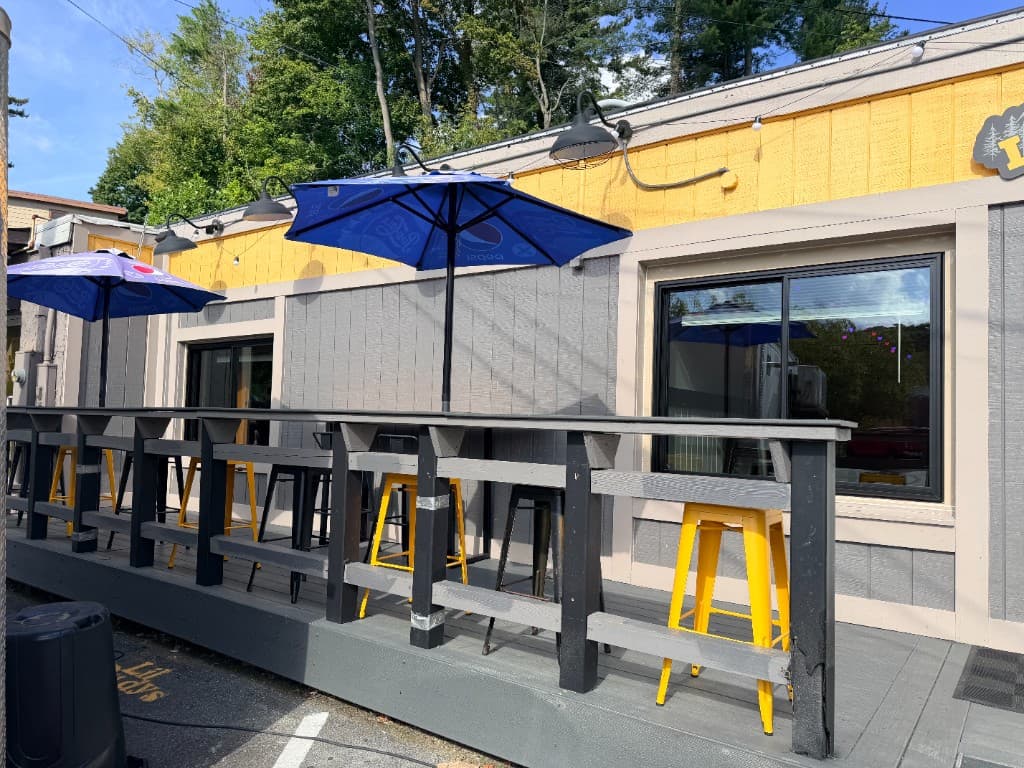 Patio deck and umbrellas at Lil Rudy's Mountain Tapp